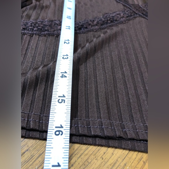 Ribbed Cropped Lace V-Neck Top Large - Picture 4 of 5